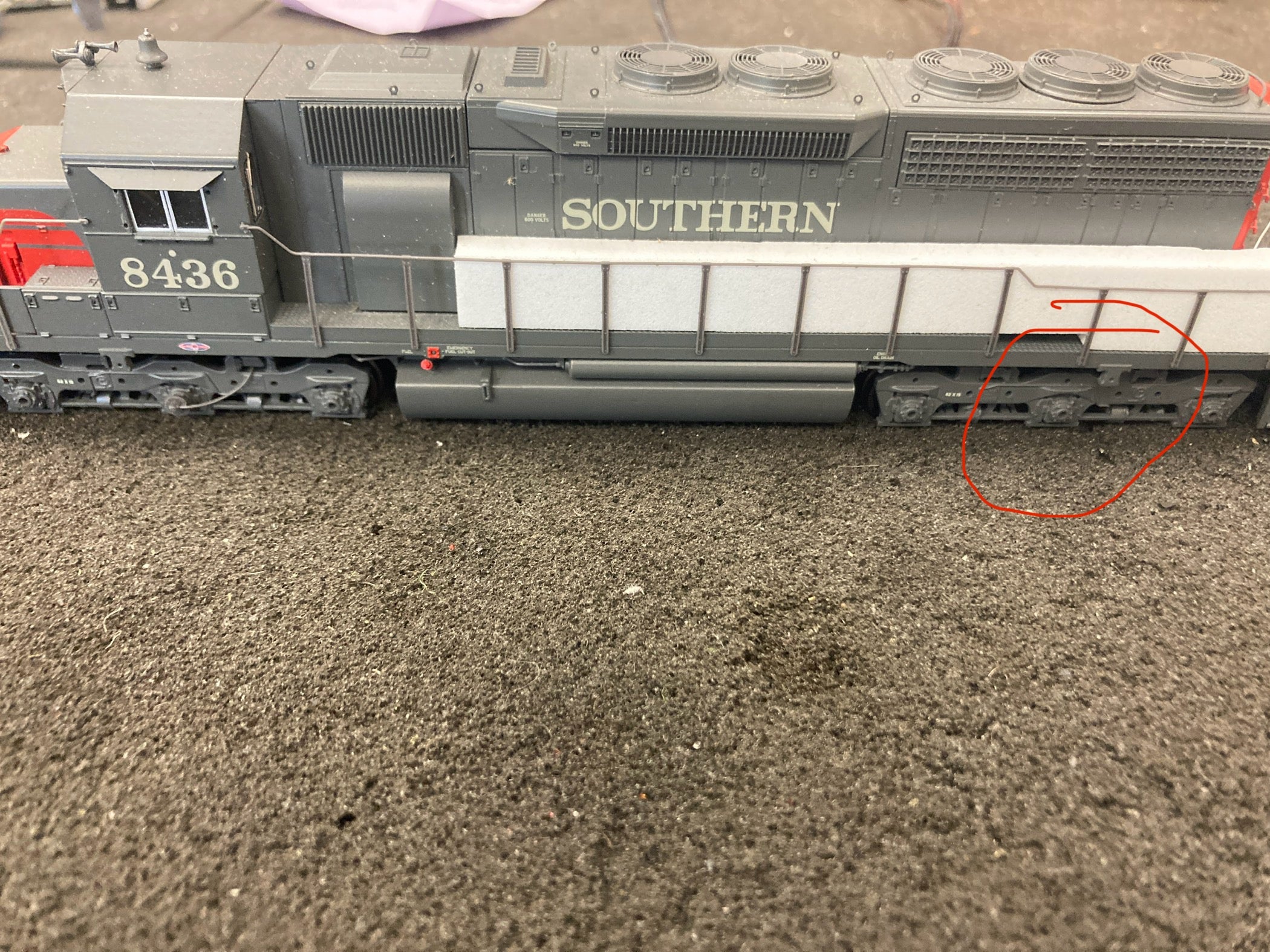 *BLEMISHED (MISSING BELL & 3/4 BRAKE LINES) (SEE PHOTOS, SOLD AS IS) REFURBISHED BR9047 EMD SD40, SP 8436, Bloody Nose, No-Sound / DCC-Ready, HO - Image 3