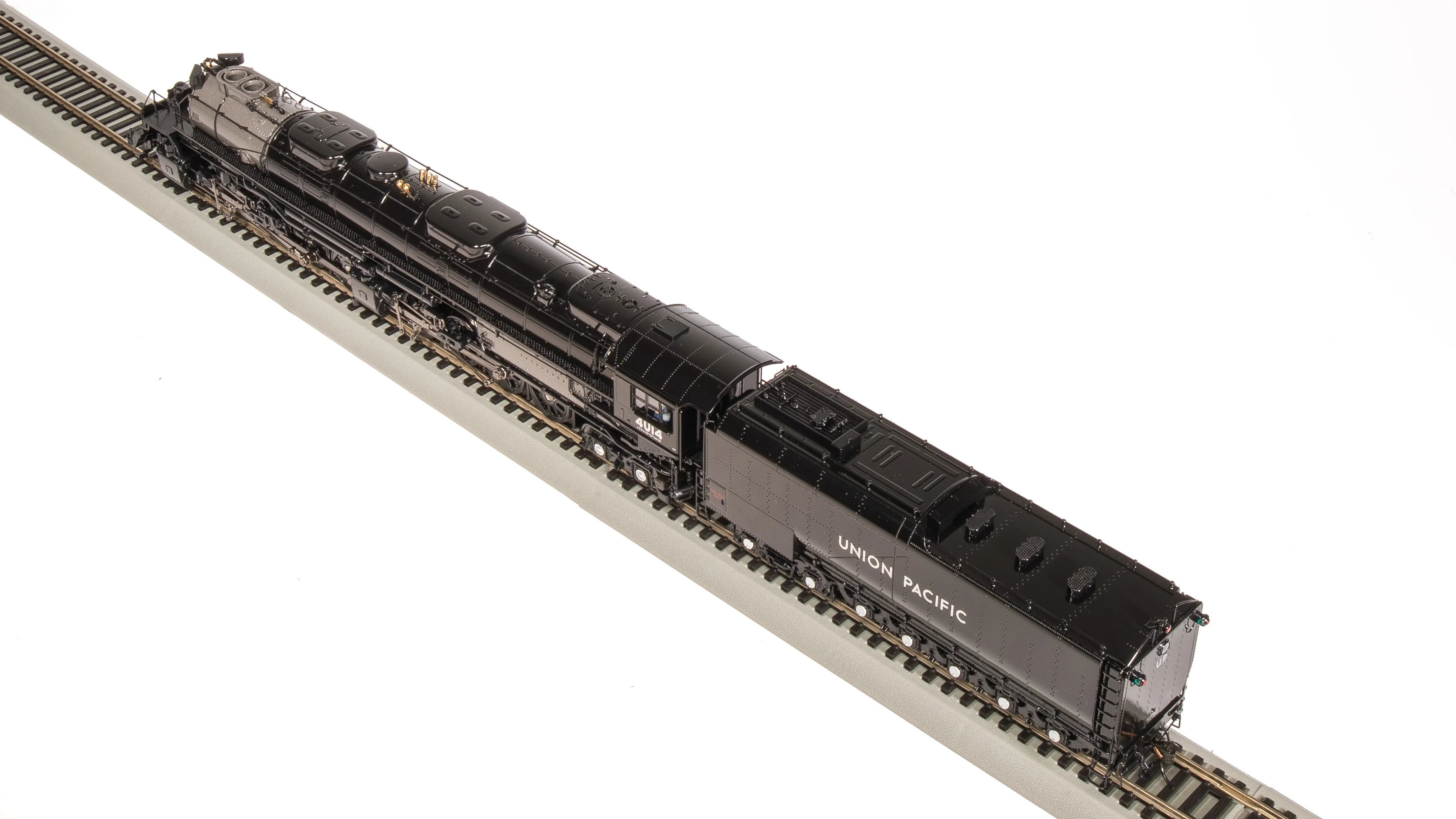 8370 UP Big Boy #4014, Promontory Excursion, Glossy Finish, Challenger Excursion Tender, No-Sound / DCC-Ready, HO - Image 4