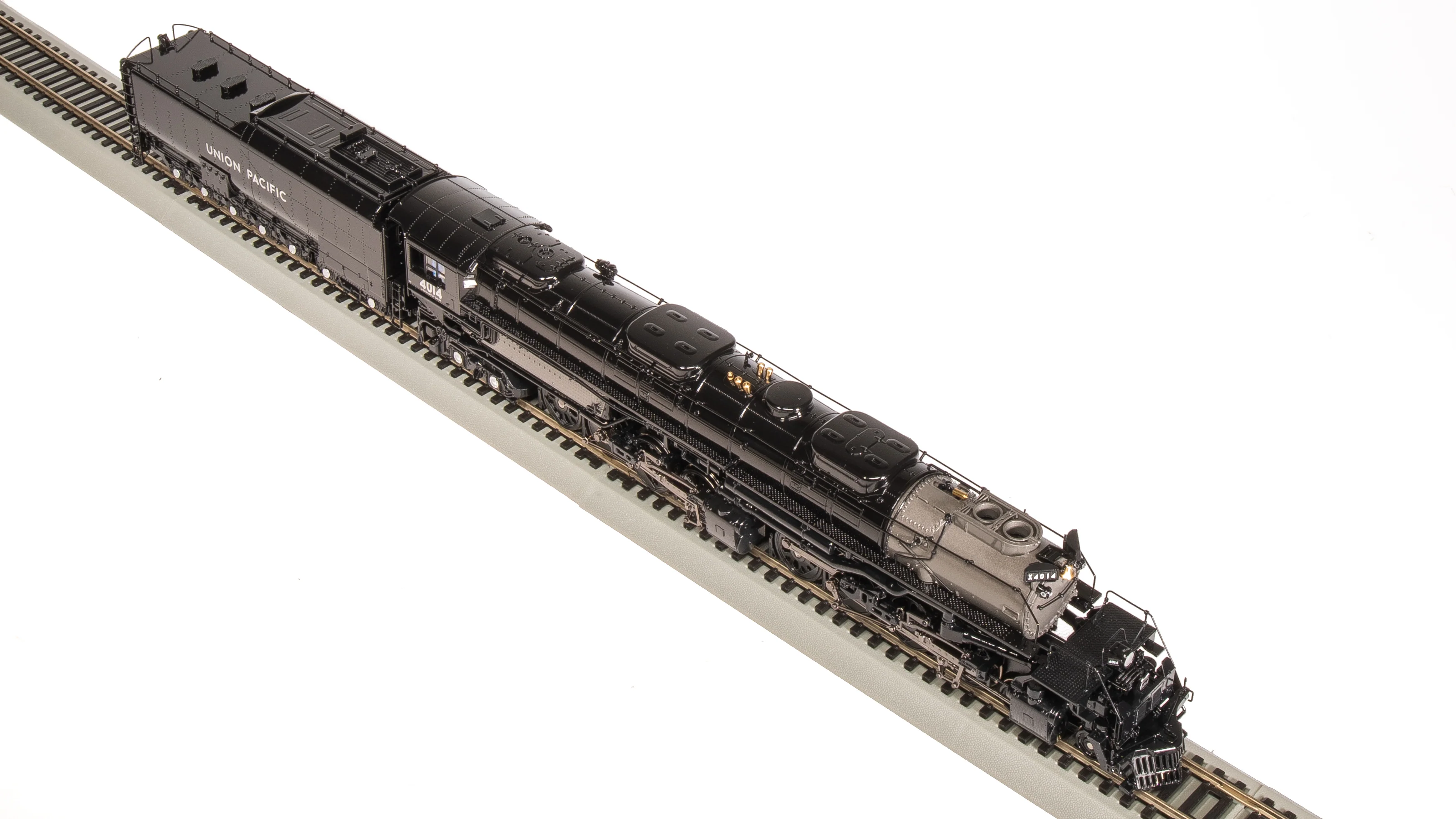 8370 UP Big Boy #4014, Promontory Excursion, Glossy Finish, Challenger Excursion Tender, No-Sound / DCC-Ready, HO - Image 6
